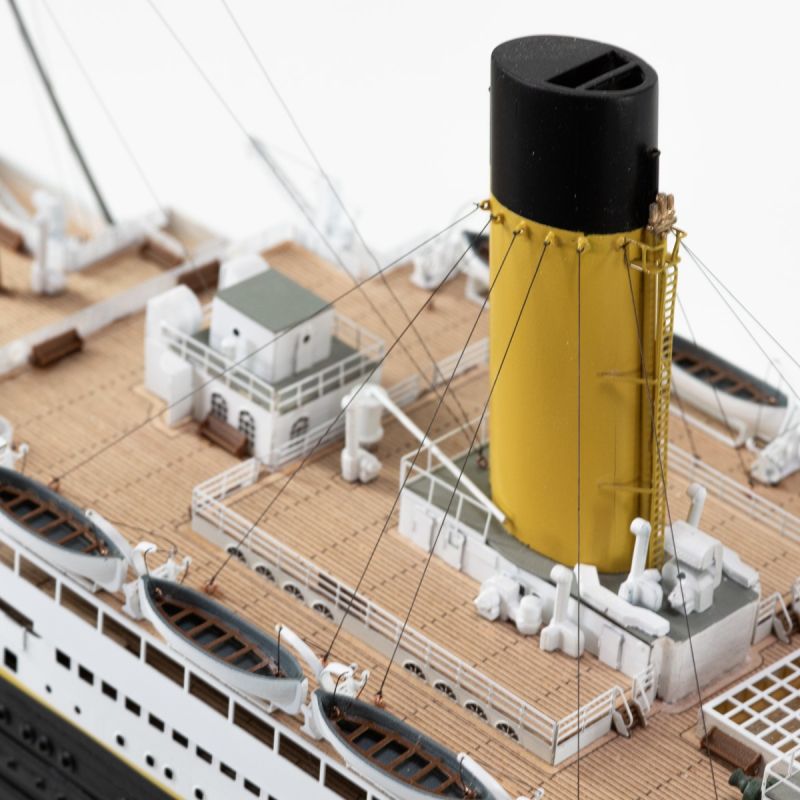 AMATI B1606 RMS Titanic, 1:250, építőkészlet